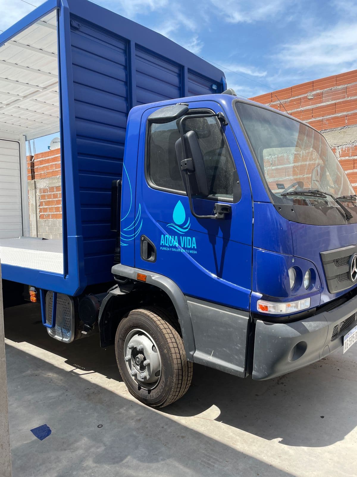 Camión Aqua Vida frente